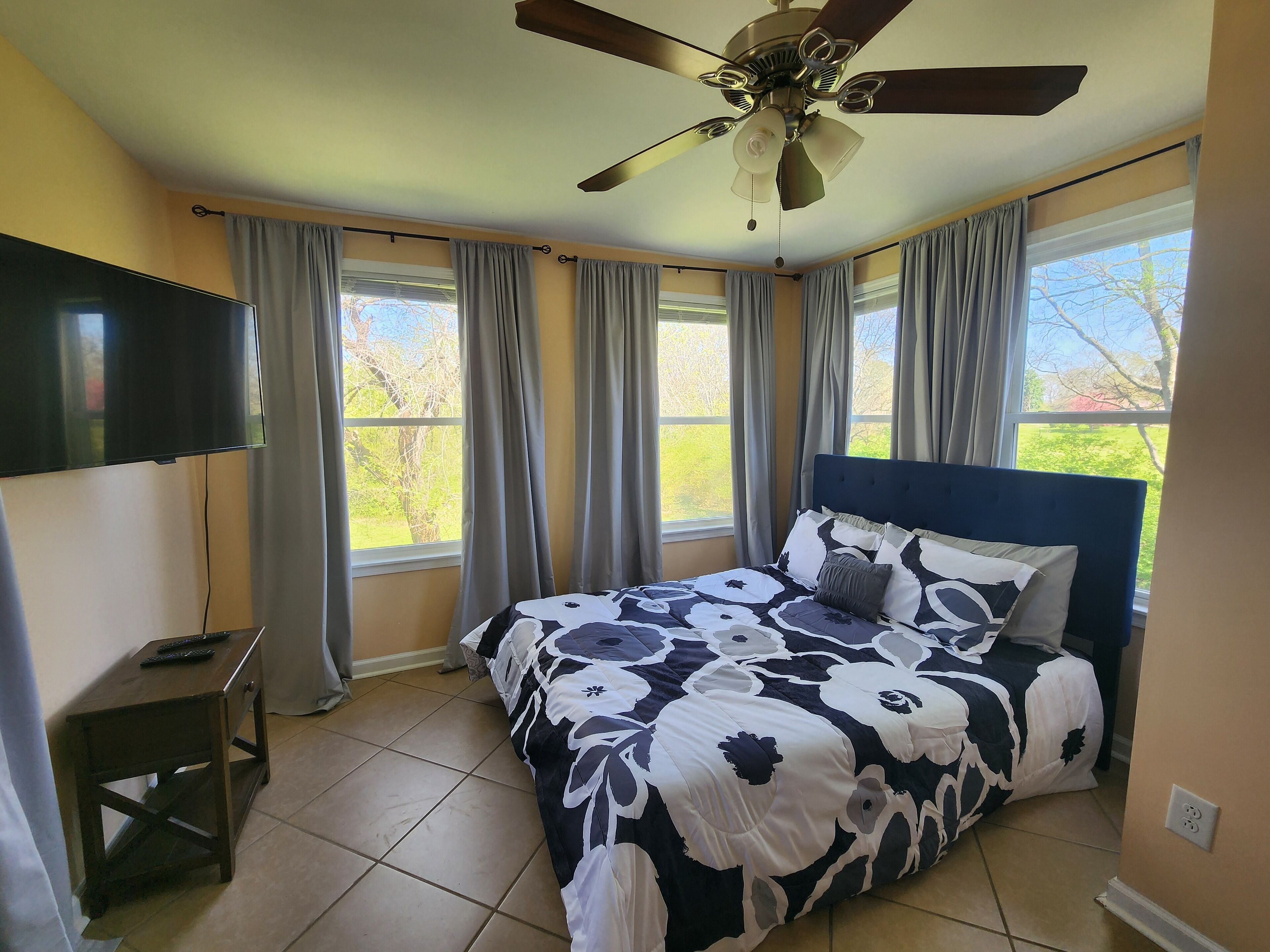 Cozy Getaway- 20 min to Downtown Nashville