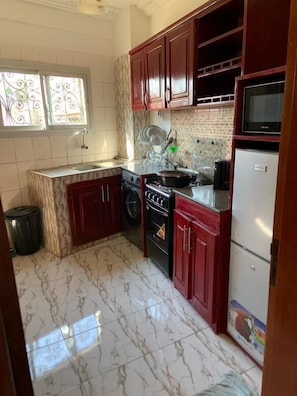 Deluxe Apartment | Private kitchen | Full-size fridge, microwave, oven, stovetop