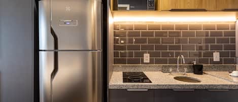 Studio Casal com Varanda. | Private kitchen | Fridge, microwave, espresso maker, cookware/dishes/utensils