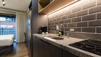 Refrigerador, microondas, cafetera de espresso y utensilios de cocina