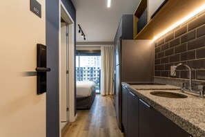 Studio Casal com Varanda. | Eget kjøkken | Kjøleskap, mikrobølgeovn, espressomaskin og kjøkkenutstyr