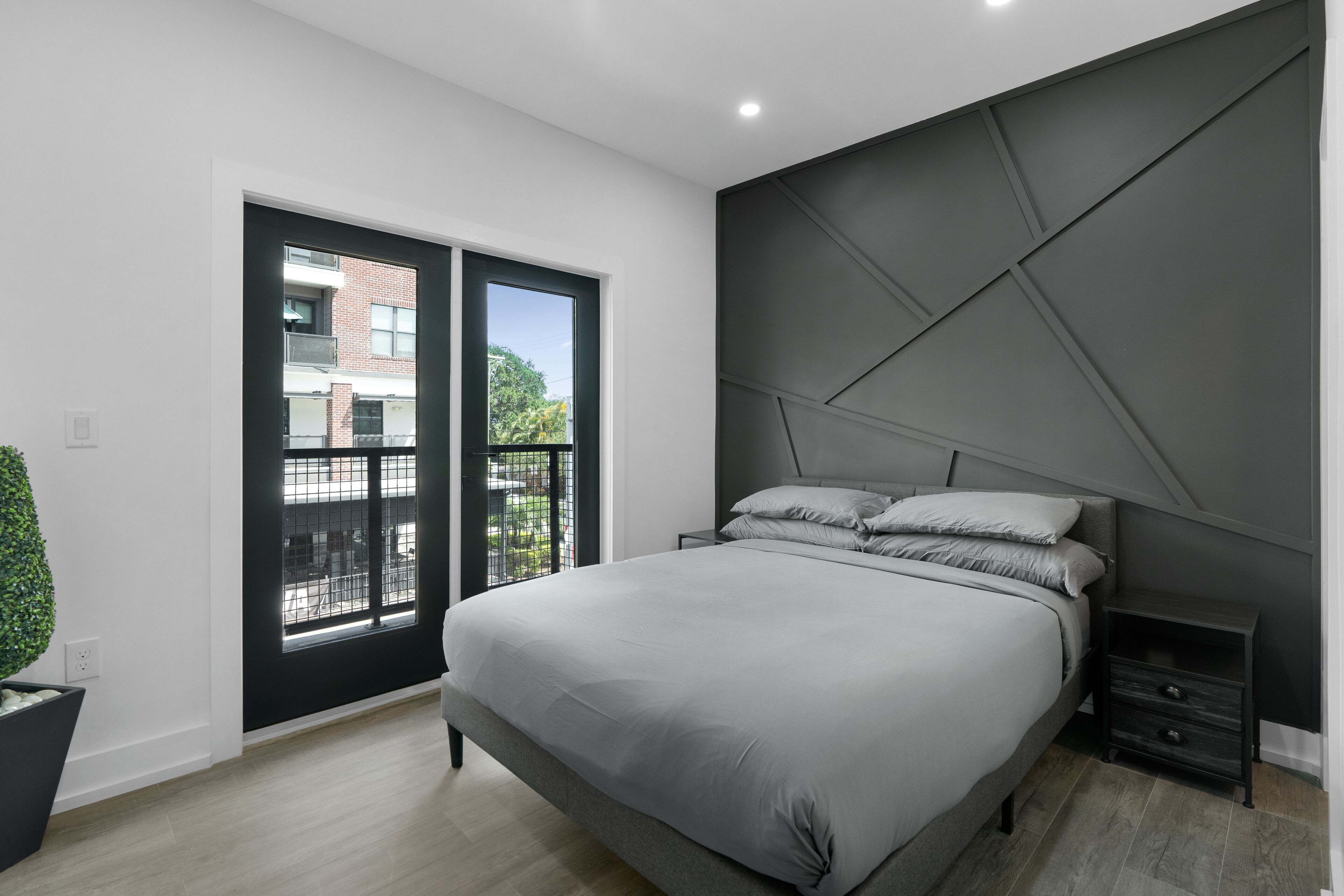 SoHo/Hyde Park Luxury 1 BR Apt