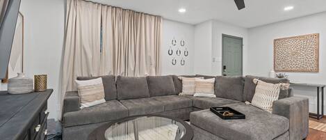 Smart-tv, pejs, bordtennisbord, stereoanlæg