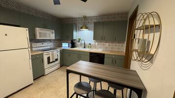 Jääkaappi, mikroaaltouuni, uuni, liesi