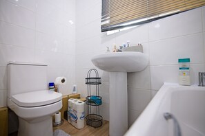 Hair dryer, towels, soap, shampoo - Cozy Manchester Stay with Full Kitchen (Manchester)