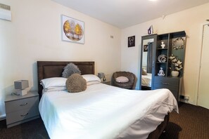 1 bedroom, iron/ironing board, WiFi, bed sheets - Cozy Manchester Stay with Full Kitchen (Manchester)