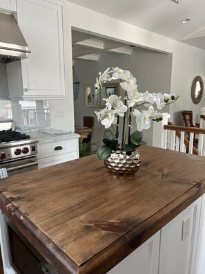 Fridge, microwave, stovetop, dishwasher - Luxury coastal home pool/spa, 0.2 mi to beach & 1 block downtown AMI Pine Ave (Anna Maria)