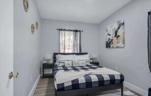 3 bedrooms, iron/ironing board, WiFi, bed sheets - Orlando Luxury Home w/ Pool next to Disney Springs. (Orlando)