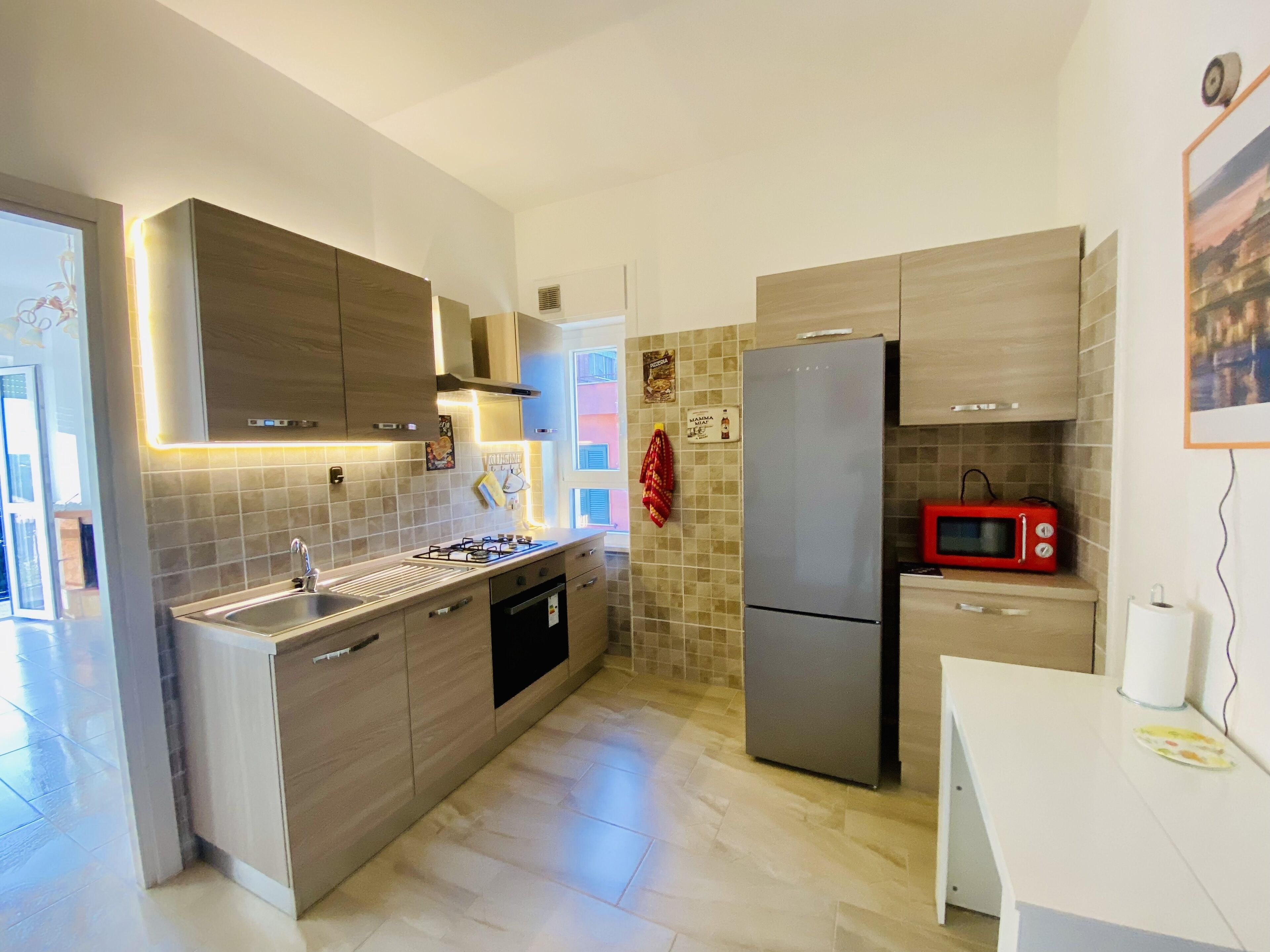 Réfrigérateur, micro-ondes, four, plaque de cuisson