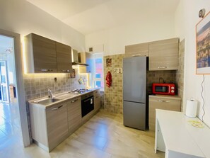 雪櫃、微波爐、焗爐、爐具