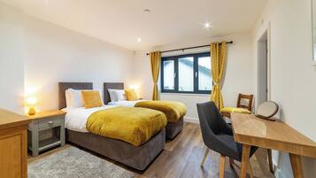 4 bedrooms, iron/ironing board, internet, bed sheets