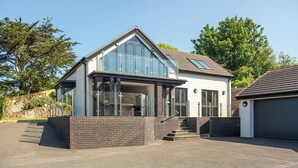 Exterior - Gardd Y Llys Luxurious Retreat with amazing views (Rhos on Sea)