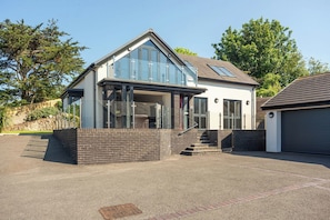 Exterior - Gardd Y Llys Luxurious Retreat with amazing views (Rhos on Sea)