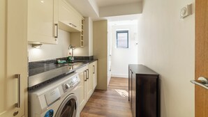 Interior - Gardd Y Llys Luxurious Retreat with amazing views (Rhos on Sea)