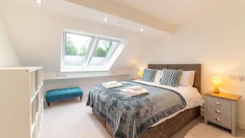 4 bedrooms, iron/ironing board, travel cot, Internet