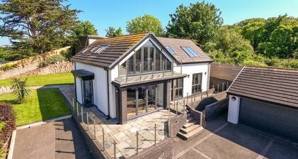 Gardd y Llys Luxurious Retreat with amazing views