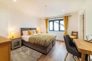 4 bedrooms, iron/ironing board, travel cot, Internet - Gardd y Llys Luxurious Retreat with amazing views (Rhos on Sea)