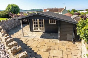 Exterior - Gardd y Llys Luxurious Retreat with amazing views (Rhos on Sea)