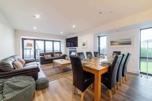 Dining - Gardd y Llys Luxurious Retreat with amazing views (Rhos on Sea)