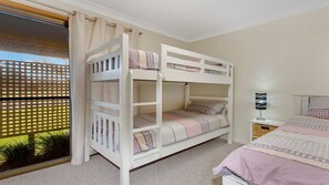 4 bedrooms, iron/ironing board, WiFi