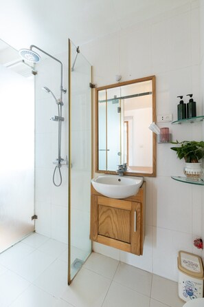 Studio, 1 Queen Bed, Kitchen, Courtyard View | Bathroom | Shower, hydromassage showerhead, hair dryer, towels