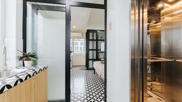 Frigobar, placa de cocina, arrocera, artículos de limpieza