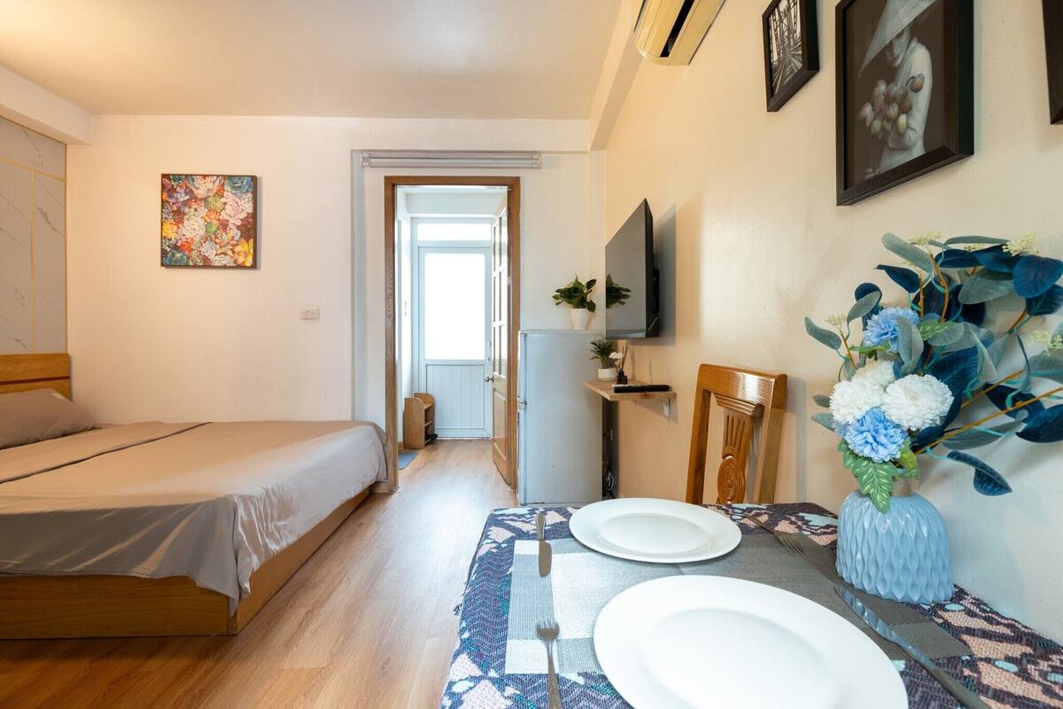 Studio, 1 Queen Bed, Kitchen, Courtyard View