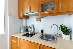 Studio, 1 Queen Bed, Kitchen, Courtyard View | Private kitchen