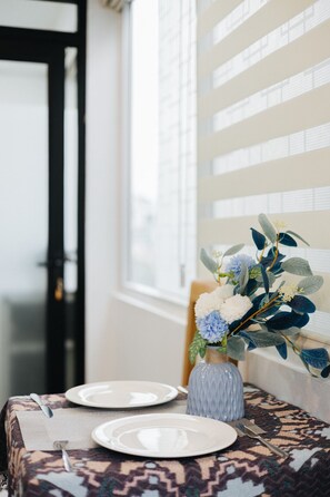 Escritorio, espacio para trabajar con laptop y wifi gratis