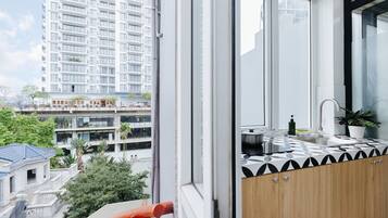 Frigobar, placa de cocina, arrocera, artículos de limpieza