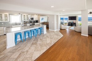 冷蔵庫、電子レンジ、オーブン、コンロ