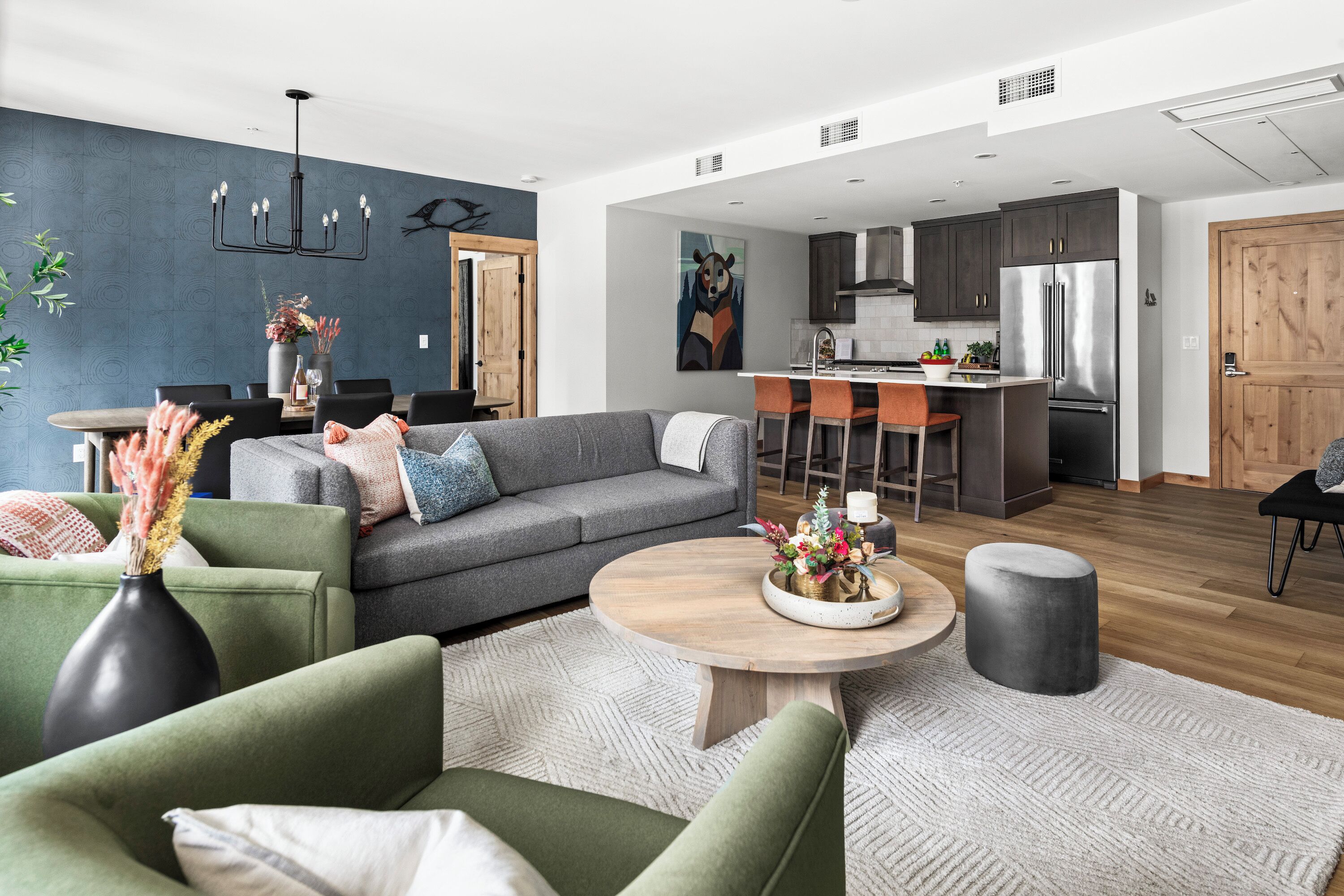 Smart TV, chimenea y libros 