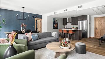 Smart TV, chimenea y libros