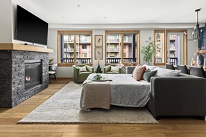 Smart TV, chimenea, libros