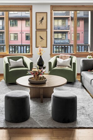 Smart-TV, Kamin, Bücher