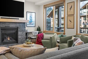 Una Smart TV, una chimenea, libros