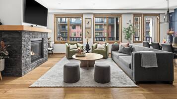 Smart TV, chimenea y libros