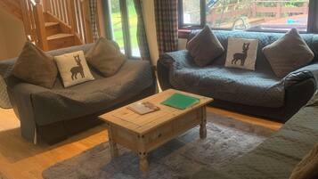 Casa de campo | Área de estar | TV, lareira