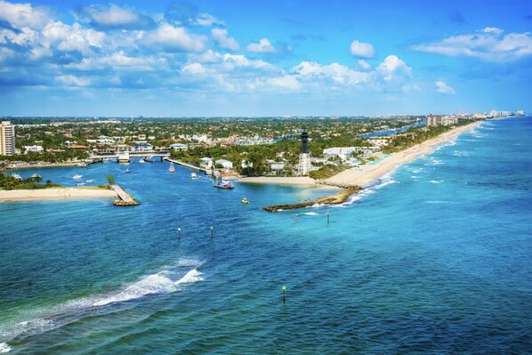 Tæt på stranden, liggestole, badehåndklæder