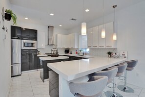 Køleskab, mikrobølgeovn, ovn, kogeplade