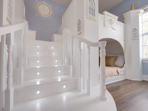 6 bedrooms, iron/ironing board, WiFi, bed sheets