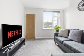 Living area - Free Parking - Lovely 2 Bed House - Near QMC Hospital & University of Nottingham (Lenton)