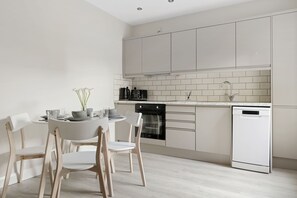 Private kitchen - Free Parking - Lovely 2 Bed House - Near QMC Hospital & University of Nottingham (Lenton)