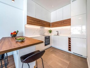 Frigorífico, horno, placa de cocina y lavavajillas