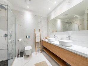 Dusche, Haartrockner, Handtücher