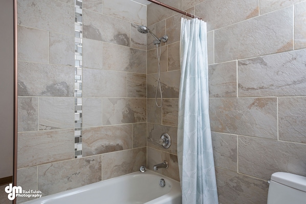 Hair dryer, towels, soap, toilet paper - South Anchorage All-inclusive Junior Suite (Anchorage)