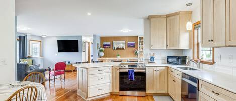 Coffee/tea maker, fridge, microwave, stovetop