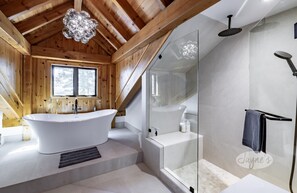 Douche, sèche-cheveux, serviettes fournies