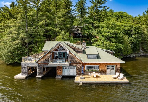 5 bed 5 bath cottage on Lake Rosseau includes Boathouse w/living quarters