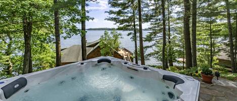 Outdoor spa tub